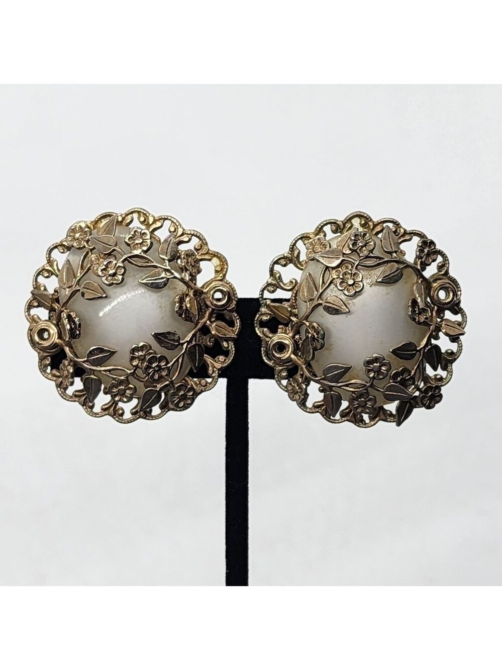 Vintage Floral filigree Silvertone round clip-on Earrings cabochon center